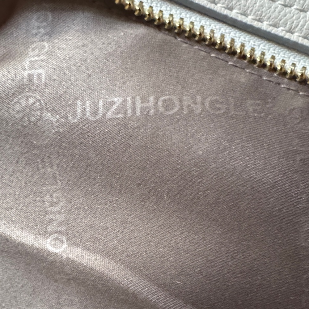 Elegant Cream Crossbody Bag with Gold Details - Picture 3 of 10